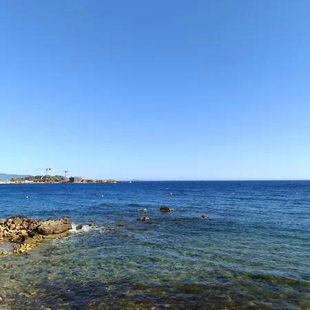 Coquet Avec Piscine A 200m De La *